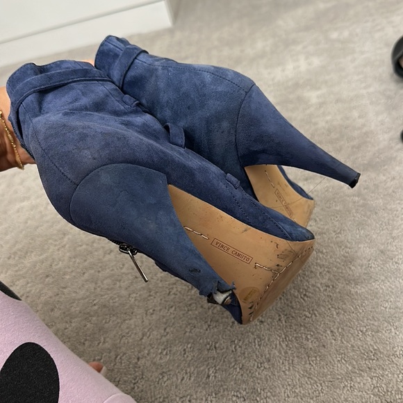 Vince Camuto - Picture 2 of 3